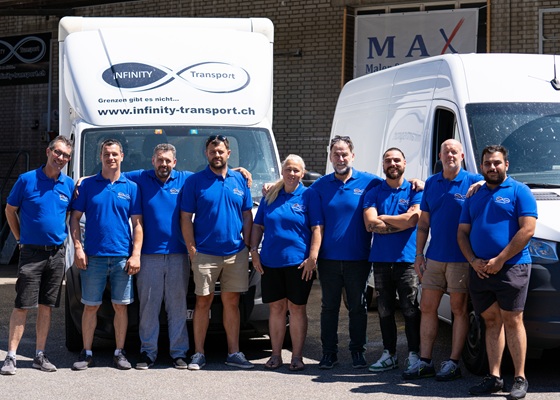 Lastwagen mit Logo Infinity Transport